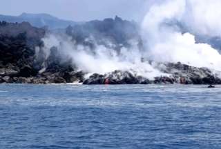 El flujo de lava que descendió por el flanco sureste del volcán afectó la vegetación endémica de la zona.