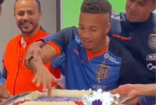 Byron Castillo en los festejos por su cumpleaños junto a sus compañeros de la Tri. 