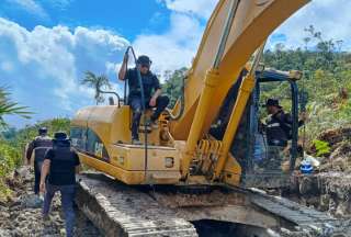 Se retevo una maquinaria por apertura Ilegal en el Bosque Protector Tinajillas - Río Gualaceño. 