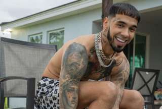 Anuel echa gasolina al fuego de la polémica con esta fotografía