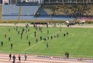 Hinchas del Deportivo Quito ingresaron a la cancha para intentar agredir a los árbitros.