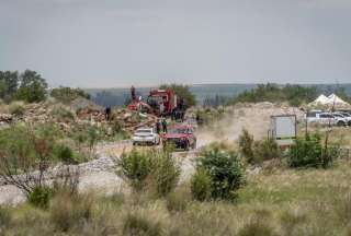 Autoridades de Sudáfrica recuperaron cadáveres de personas en una mina abandonada. 