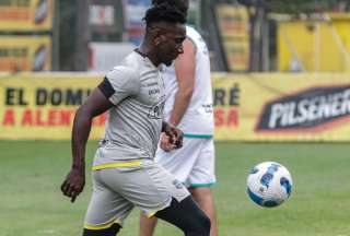 Érick Castillo controla el balón durante un entrenamiento en Guayaquil