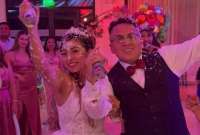 En Quito, una boda se volvió viral en las redes sociales luego de que los novios la celebraron en medio del Carnaval.