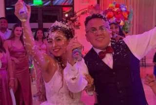 En Quito, una boda se volvió viral en las redes sociales luego de que los novios la celebraron en medio del Carnaval.