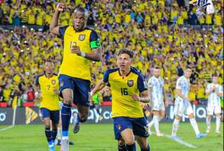 Énner Valencia (izq.) celebra su gol ante Argentina, en el Monumental