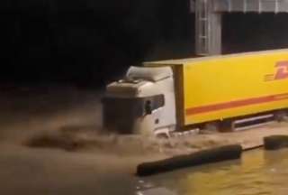 El atrevido cruce captado en video se vuelve viral mientras Valencia enfrenta una de las peores inundaciones en décadas.