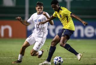 Davis Bautista (der.) controla el balón ante la marca de Emiliano Rodríguez. 