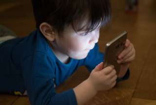 Los celulares son usados varias horas por los niños