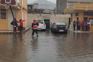 El Cuerpo de Bomberos atendió varias emergencias por acumulación de agua en Quito.