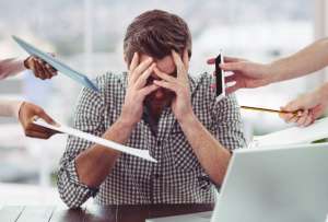 Un tatuaje en la frente alerta sobre tus niveles de estrés.