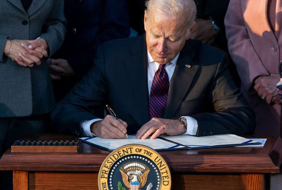 Biden firma una ley que facilita el envío de armamento a Ucrania