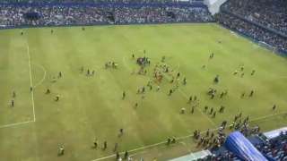 Hinchas de Emelec invadieron la cancha tras el partido con Delfín