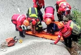 Los bomberos sacaron a las dos personas