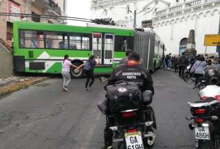 Trolebus sufrió un accidente en el Arco de Santo Domingo, en el Centro Histórico de Quito