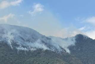 Las labores de los bomberos apagaron dos focos de llamas en el Parque Nacional Cajas. Uno sigue activo. 