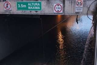 En Cuenca, varios sectores se quedaron sin agua debido a la ruptura de una gran tubería en la Av. 12 de Abril y de las Américas. 