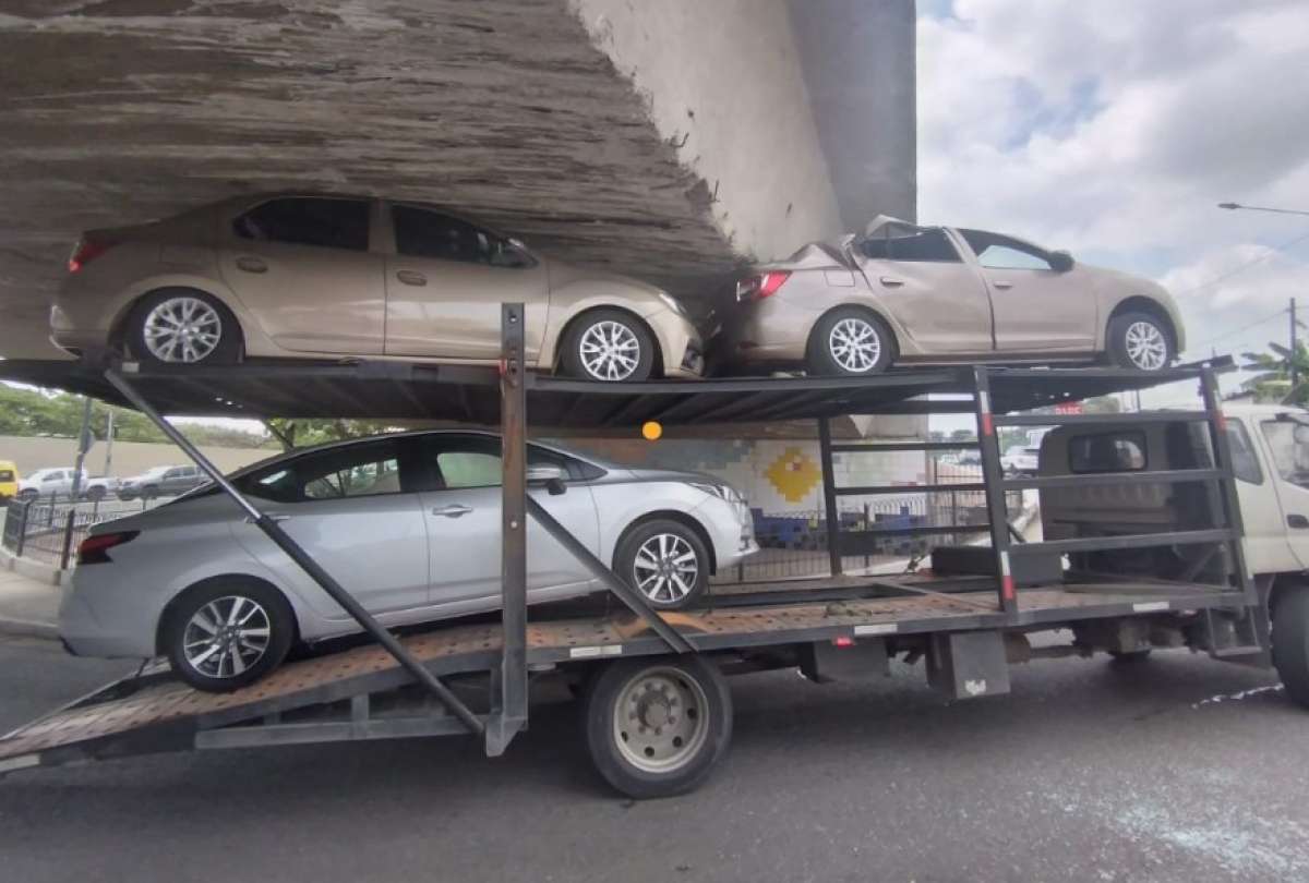 Una plataforma de vehículos se estrelló en un puente elevado, en Guayaquil