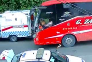 Un autobús interprovincial atropelló a personas heridas y paramédicos, tras eludir las señales de tránsito.
