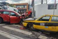 Tres automóviles se vieron involucrados en una colisión al suroriente de Quito. 