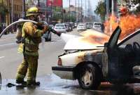 Dos vehículos, (un carro y una moto) se impactaron en Quito este jueves en Carapungo.