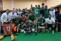 Los jugadores de Orense disfrutan el triunfo en el camerino del estadio Atahualpa