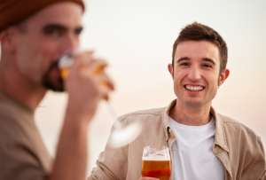 Grandes bebedores mueren hasta 13 años antes que quien no ha bebido nunca