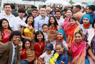 El presidente Daniel Noboa (centro) compartió con agricultores y participó en la entrega de herramientas para los pequeños productores. 