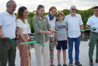 El nuevo muelle de la isla Santa Cruz fue construido en honor a Godfrey Merlen. 