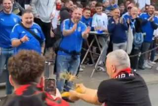 Un aficionado albano rompió pasta frente a una multitud de italianos en Dortmund.