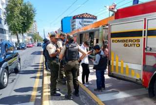 Efectivos de la Policía y del Cuerpo de Bomberos atendieron el incendio en el Trolebús.