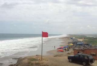 El oleaje afecta a 41 playas de la costa ecuatoriana.