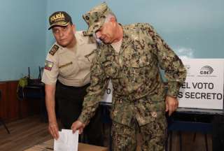 El jefe del Comando Conjunto, Jaime Vela, y el comandante general de la Policía Nacional, César Zapata, votaron en la Unidad Educativa Benalcázar.