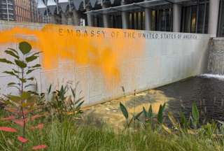 La Embajada de Estados Unidos en Londres quedó pintada de color naranja. 