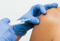Hombre se vacunó 90 veces contra el covid-19 para vender certificados