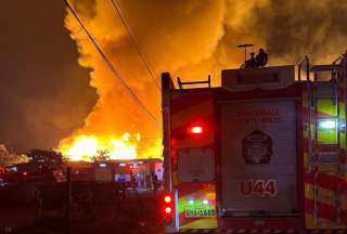  Más de 150 bomberos trabajan en un incendio que consume una fábrica de pallets en Guayaquil. 