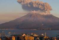 El volcán lanzó una columna de ceniza a cinco kilómetros de altura, y las autoridades advierten sobre posibles explosiones en un radio de 2.000 metros alrededor del cráter.