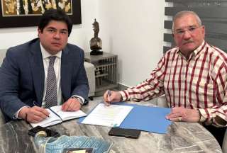 Arturo Félix Wong, secretario de la Administración Pública, y José Jouvín, presidente de Solca, firmaron un acuerdo para reanudar la atención de pacientes oncológicos.