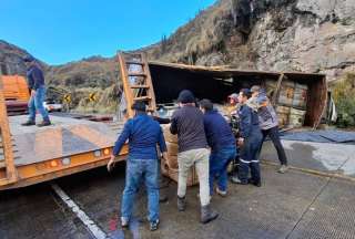 Un camión que transportaba combustible de forma irregular se volcó dentro del Área Protegida del Parque Nacional El Cajas.