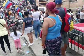 Cientos de venezolanos están en las calles en señal de protesta tras el triunfo que el Consejo Nacional le dio a Nicolás Maduro.