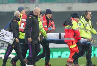 El jugador Moise Kean dejó el campo de juego en camilla, tras desmayarse en el duelo entre Hellas Verona y Fiorentina.