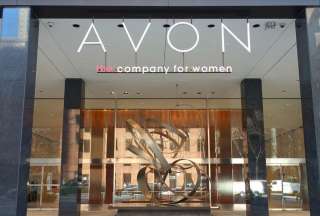 La icónica marca Avon enfrenta una deuda de USD 1.300 millones y propone la venta de sus operaciones internacionales como parte de su reestructuración.