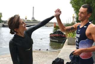La ministra de Deportes de Francia, Amélie Oudéa-Castéra, cumplió con su promesa de nadar en el río Sena para demostrar que el agua es segura de cara a los próximos Juegos Olímpicos de París 2024. 