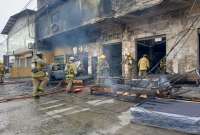 Bomberos controlaron el siniestro, tras encontrar dos víctimas fatales. 