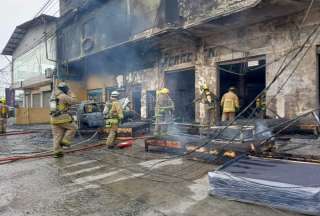 Bomberos controlaron el siniestro, tras encontrar dos víctimas fatales. 