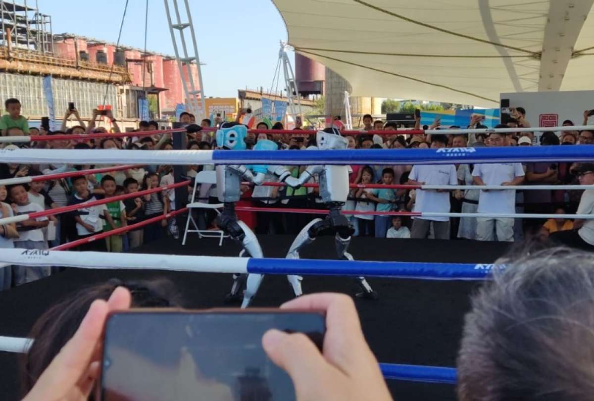 Robots humanoides, vendedores y drones fueron parte de la feria Ciftis.