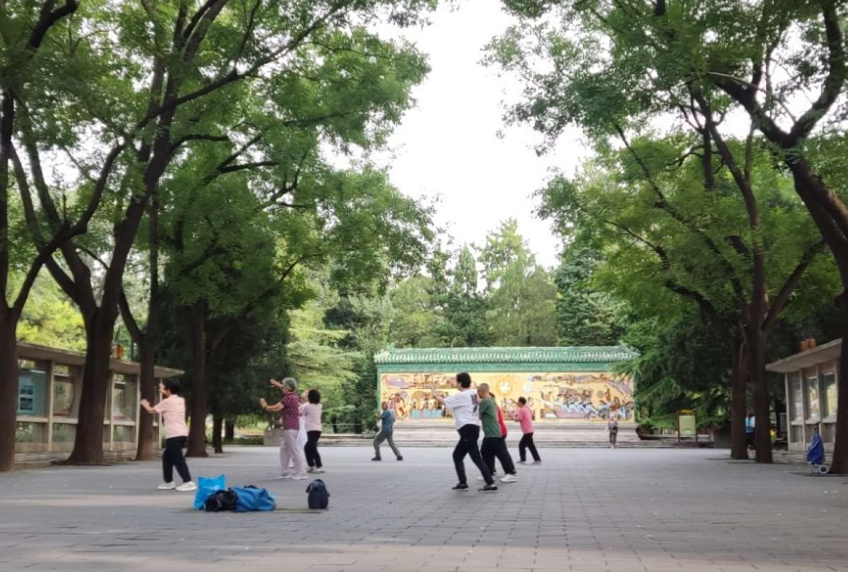 En el Templo del Sol o Ritan Park, las personas realizan bailes tradicionales, hacen ejercicios y se divierten en familia.