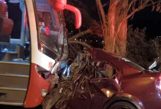 Un accidente en la vía Cuenca Loja dejó seis fallecidos y dos personas heridas. Un bus y un vehículo están involucrados. 