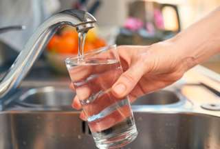 La baja en los niveles de la planta de agua potable Puengasí causó interrupciones en el suministro en varios barrios de Quito. 