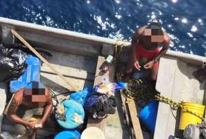 Dos hombres de origen panameño fueron rescatados a 150 millas náuticas de las costas colombianas, así lo informó la Armada de Ecuador, el miércoles 22 de enero de 2025.